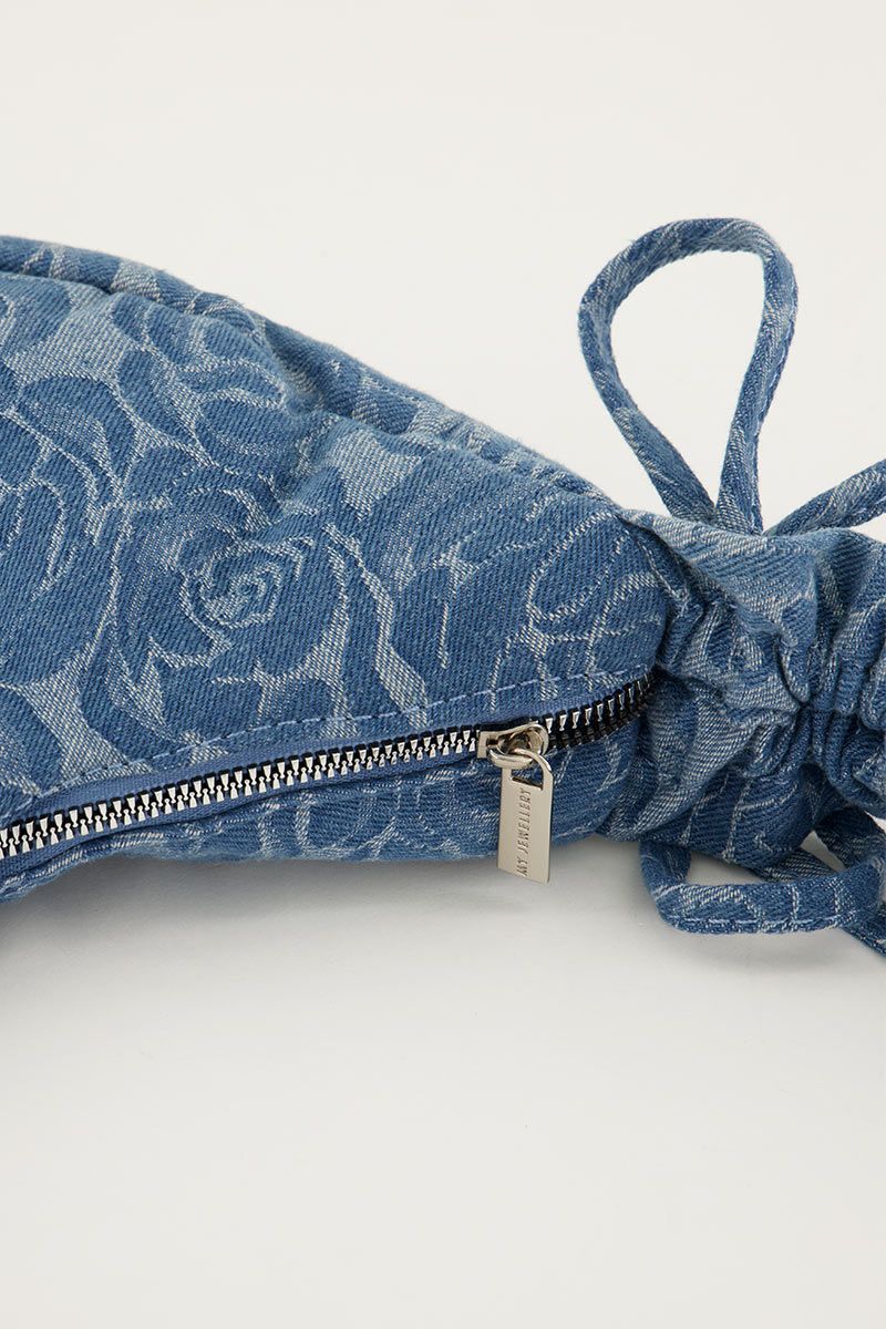 Blauwe denim crossbody tas met ruffles en rozen