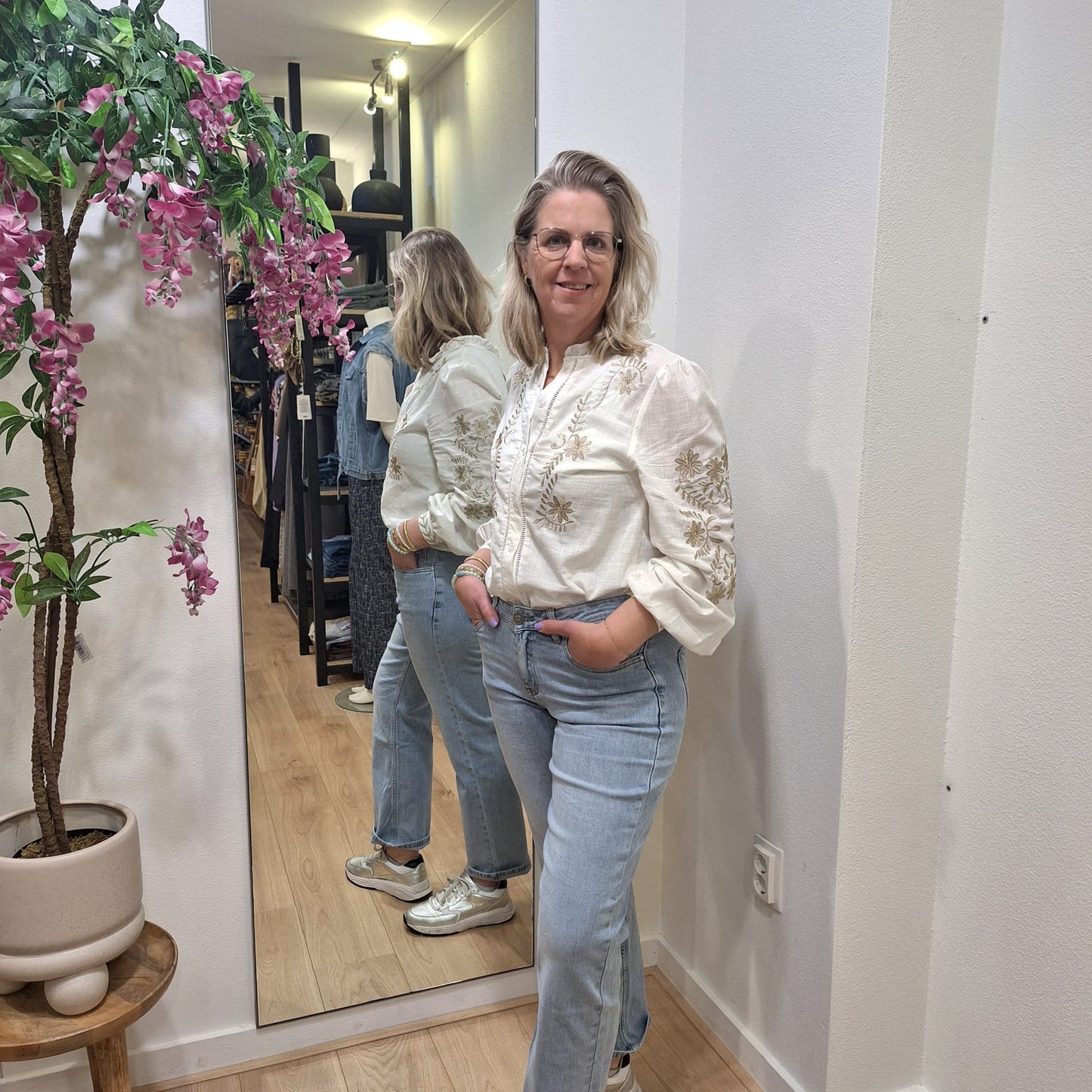 Blouse met goud borduur Creme