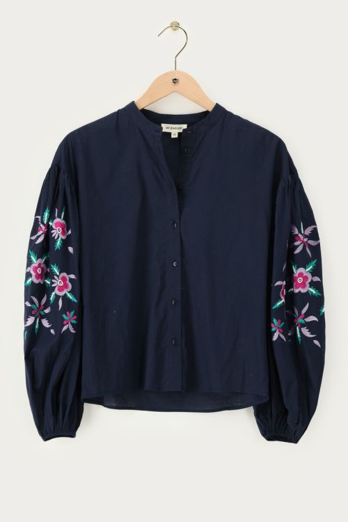 Donkerblauwe embroidery blouse met bloemen Blauw