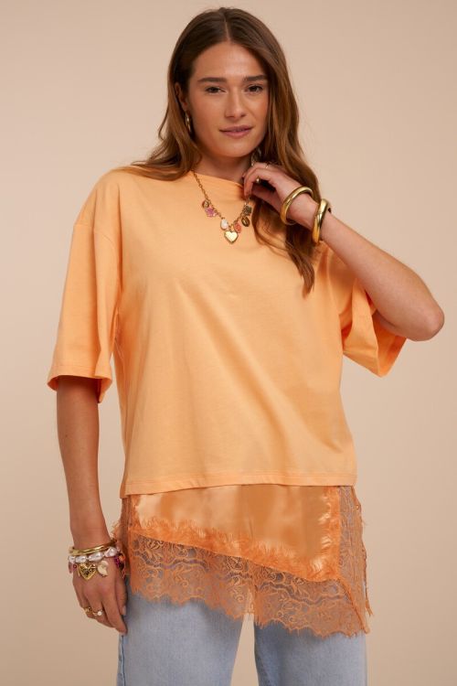 OranjeT-shirtmetsatijnenkantendetailsOranje__1