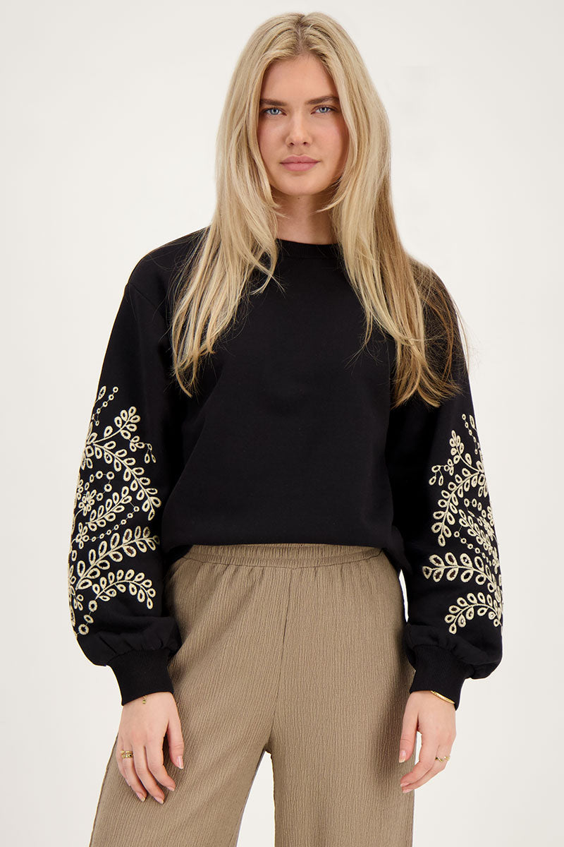 Zwarte sweater met embroidery mouwen